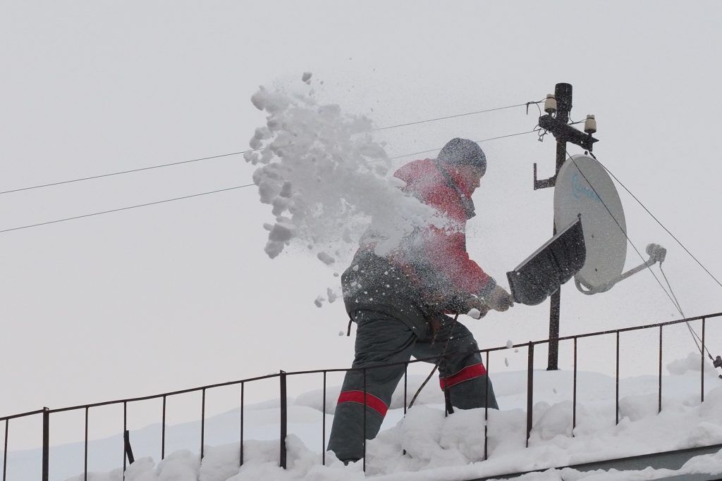 Москвичей призвали не рисковать жизнью при уборке снега с крыш