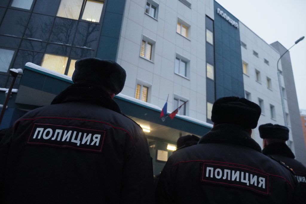 Троих бездомных задержали за вооруженное нападение на москвича ради выпивки