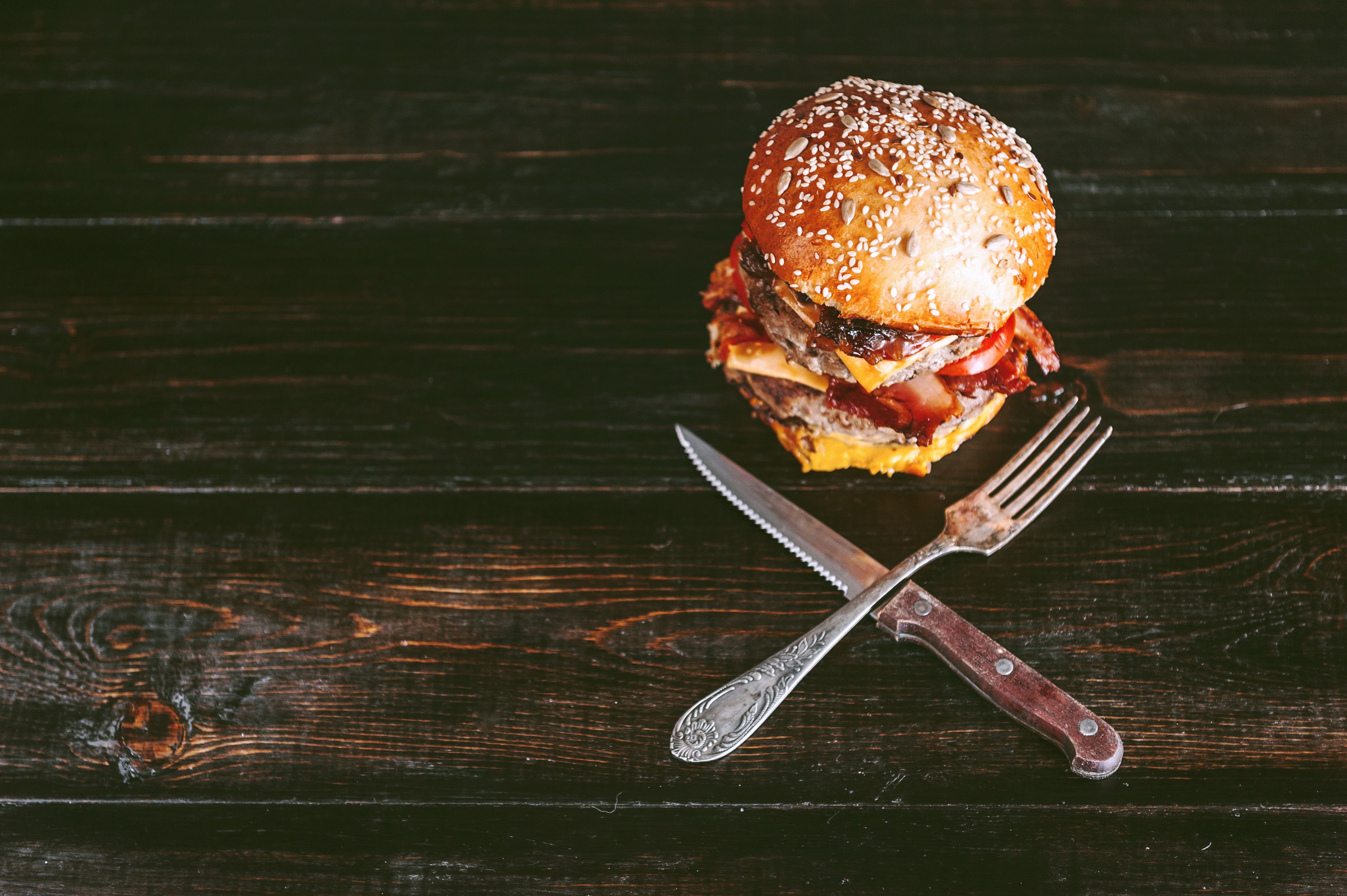 «Быстрая еда», такая, как гамбургер — удобно, но вредно. Фото: shutterstock