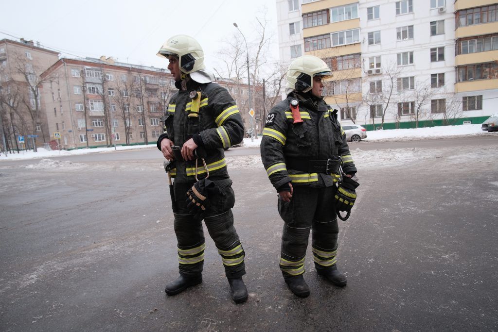 Спасатели вынесли четырех детей из пожара на востоке Москвы