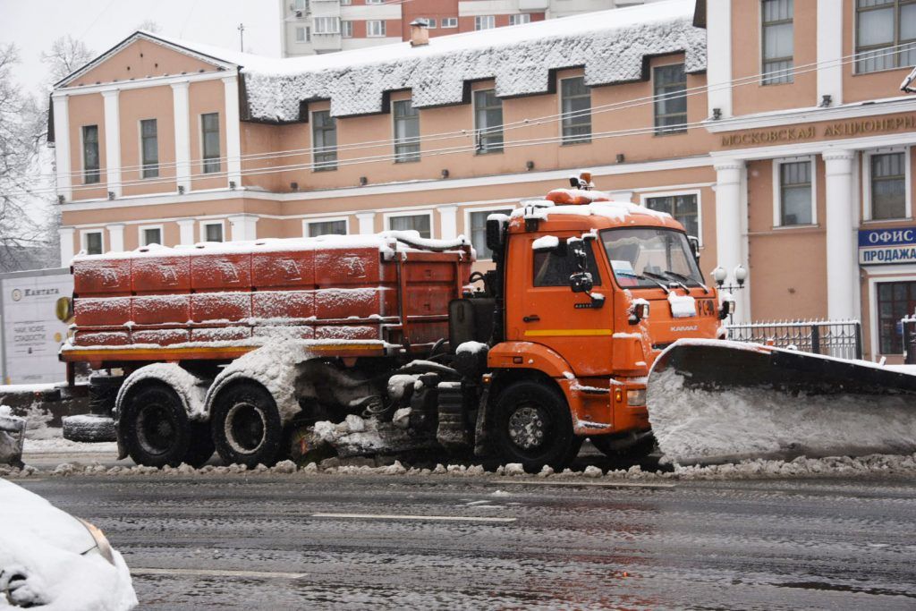 Москва вывела почти 11 тысяч машин и 60 тысяч человек для уборки снега