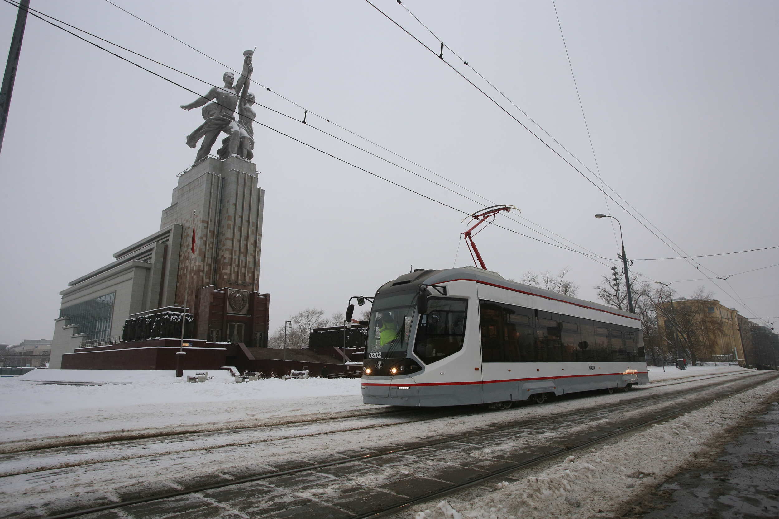 Более 20 тысяч новых шпал уложили в столице в рамках программы обновления трамвайного транспорта. Фото: архив, «Вечерняя Москва»