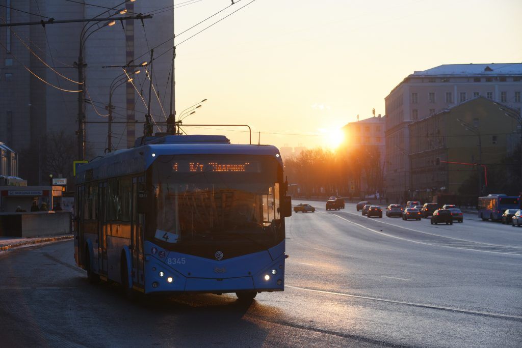Пассажиров предупредили о задержке трех маршрутов троллейбусов в центре Москвы
