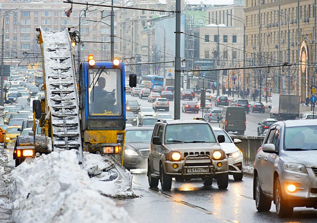 Московским водителям посоветовали общественный транспорт из-за метели
