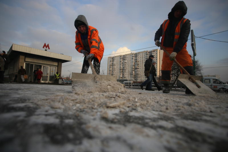Парковочные места очистили от снега и наледи в Мещанском районе