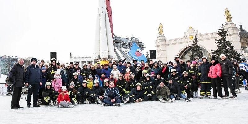 Столичные пожарные провели танцевальный флешмоб «Растопим лед вместе» на ВДНХ
