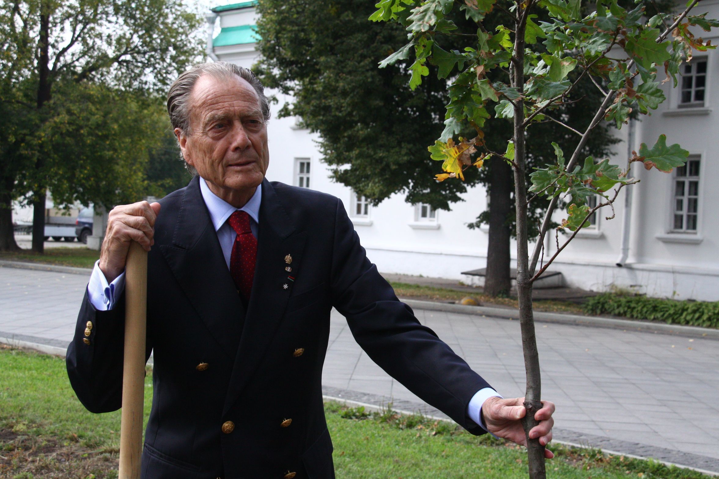 27 августа 2015 года. Граф Петр Шереметев сажает дуб у ворот парка «Останкино». Фото: Павел Волков