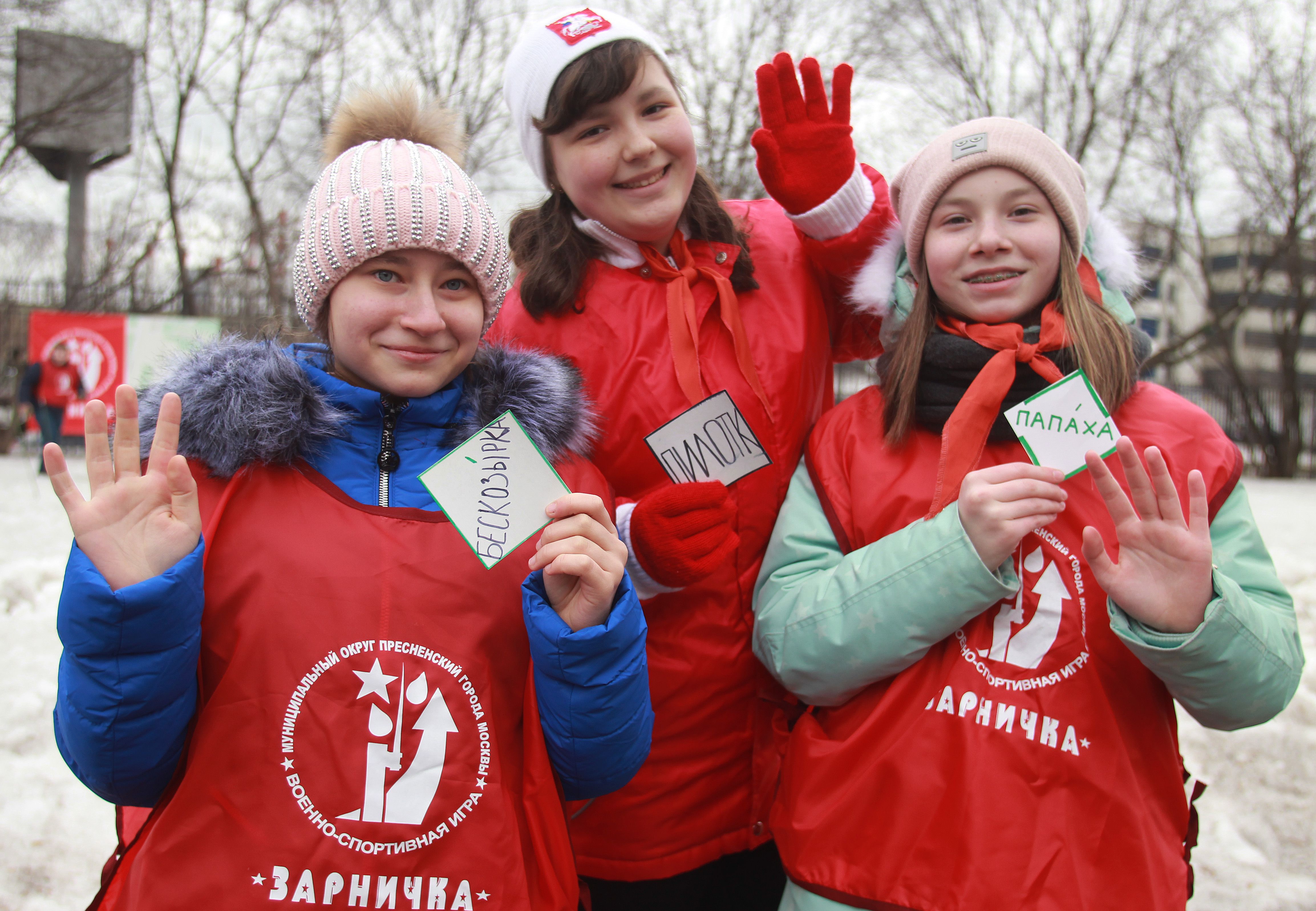 «Командиры» игры «Зарничка» (слева направо) Аня Алешичкина, Вика Пелюкова и Анжела Козлова. Фото: Наталия Нечаева, «Вечерняя Москва»