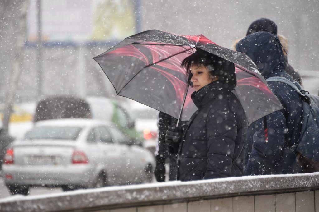 Москвичей напугали снегопадом и сильным ветром в пятницу