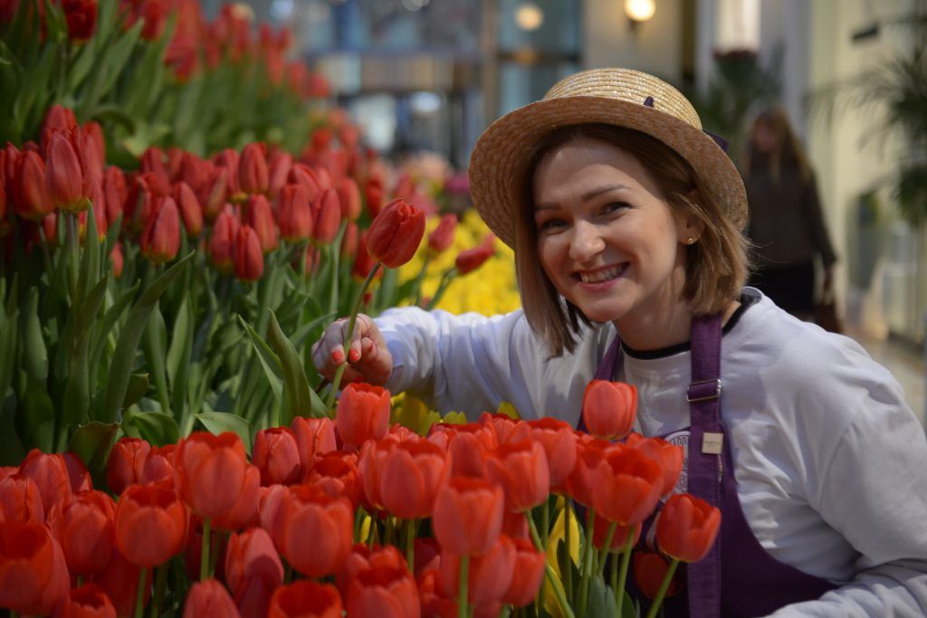 Московским пассажирам подарили тюльпаны 