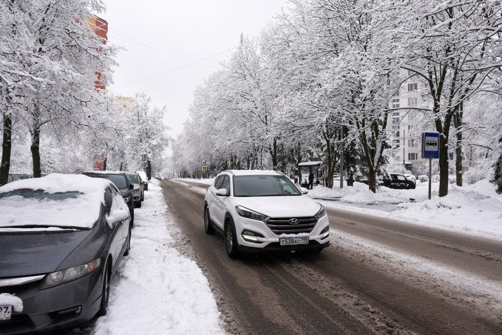 Московских водителей напугали гололедом и метелью в первый день весны