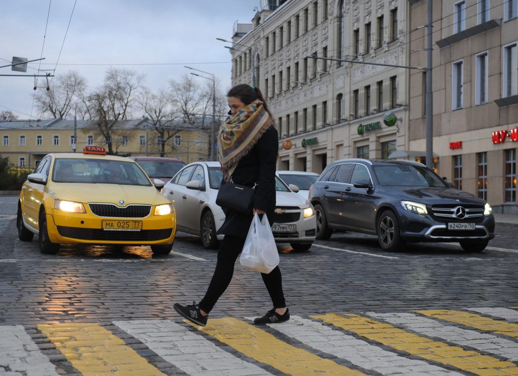 Водителей усмирят новый светофор и дорожные знаки. Фото: Александр Кожохин, «Вечерняя Москва»