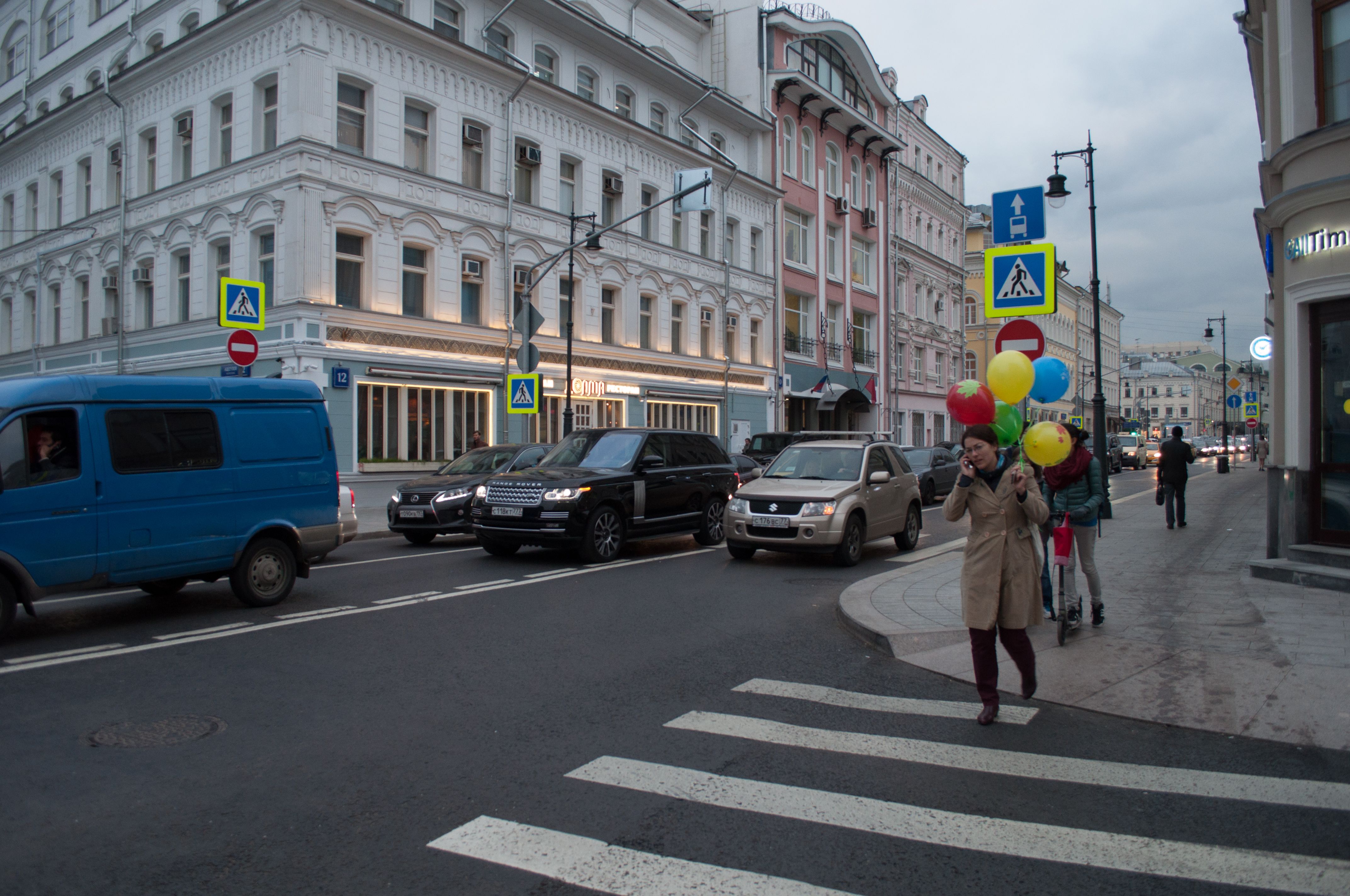 Предупреждающие надписи нанесут на тротуары рядом с переходами. Фото: архив, «Вечерняя Москва»