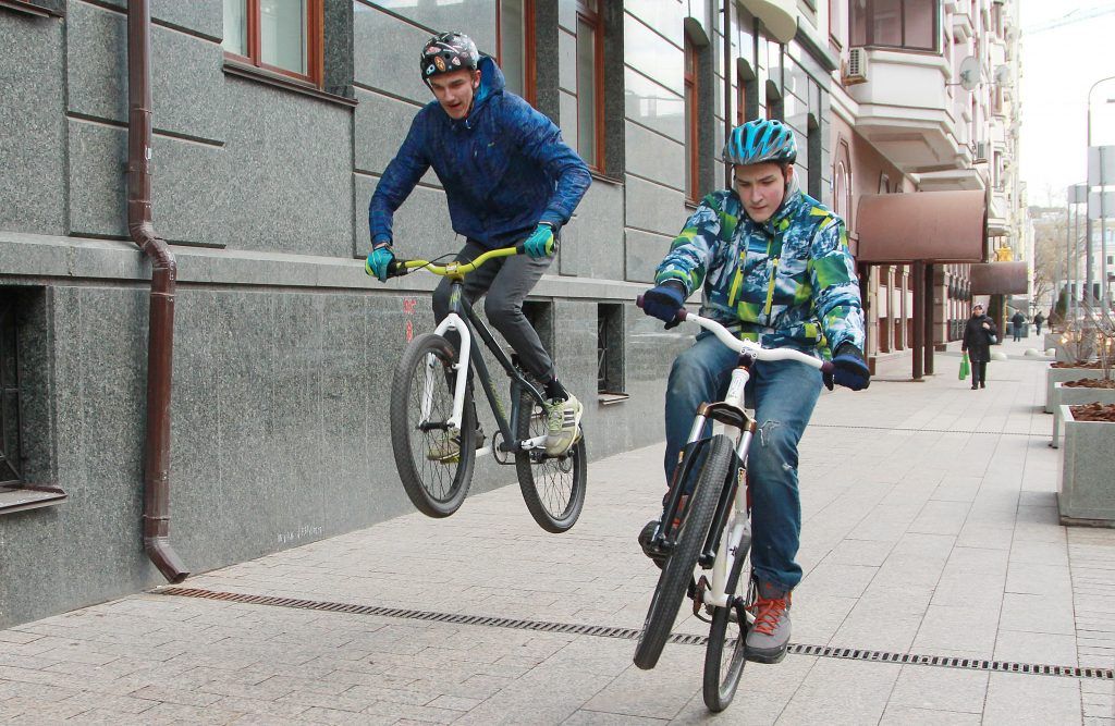 Фотофакт: велосипедисты показали приемы стрит-триала