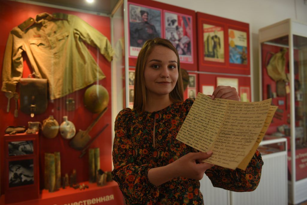 18 апреля 2019 года. Специалист музея Татьяна Бакулина (1) показывает военные любовные письма. Фото: Александр Кожохин 