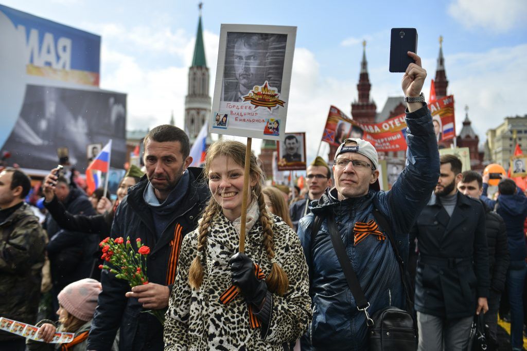 9 мая 2018 года. Ежегодно москвичи выходят на улицы, чтобы почтить память героев. Фото: Александр Кожохин