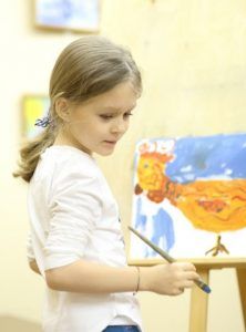 Арина Бордаева учится здесь рисовать. Фото: Центр обучения и воспитания «Солнечный круг»
