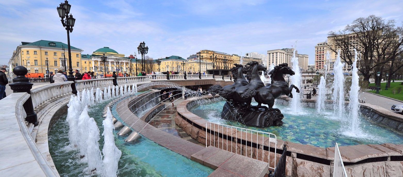 Знаменитые скульптуры возле Исторического музея появились в 1996 году. Фото: сайт мэра Москвы