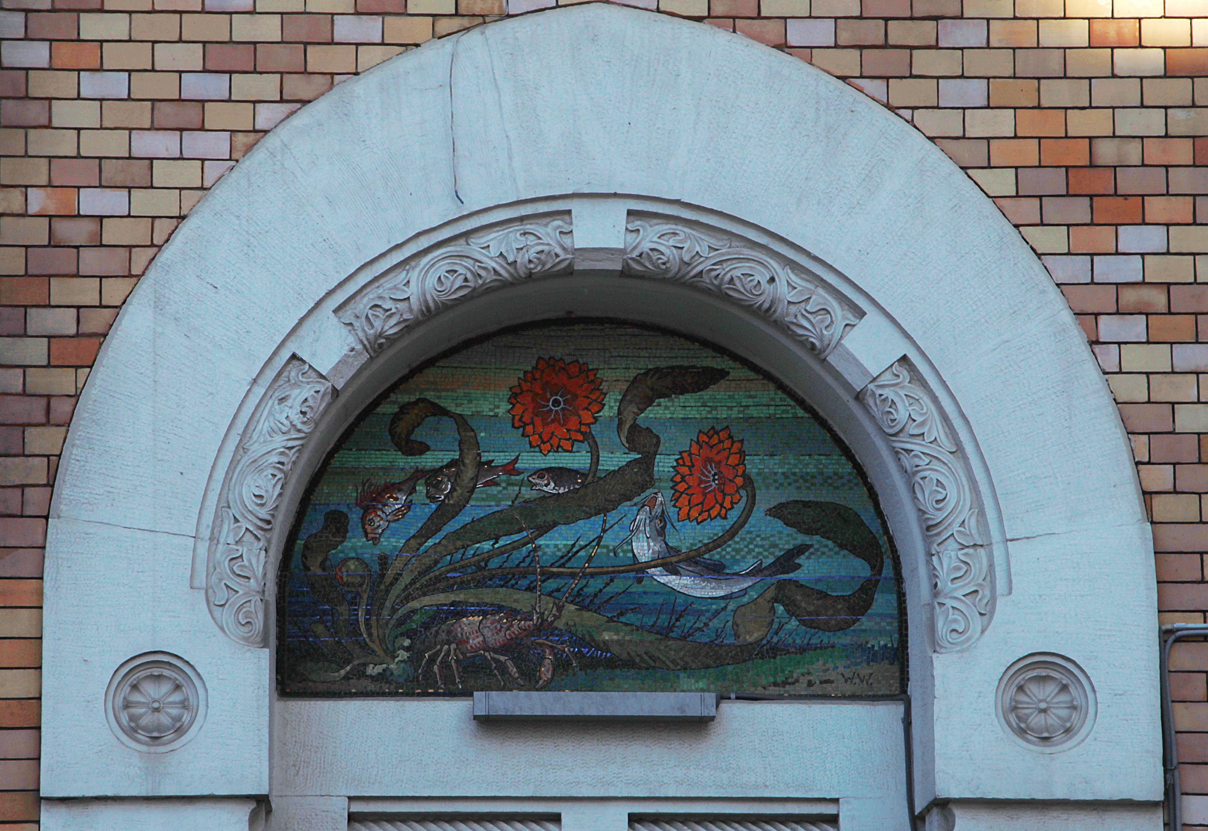 Полукруглое мозаичное панно, где сочными красками изображено морское дно. Авторство приписывают Уильяму Валькоту — по легенде, так архитектор извинился перед Л. Кекушевым за первенство в конкурсе на проектирование гостиницы «Метрополь»