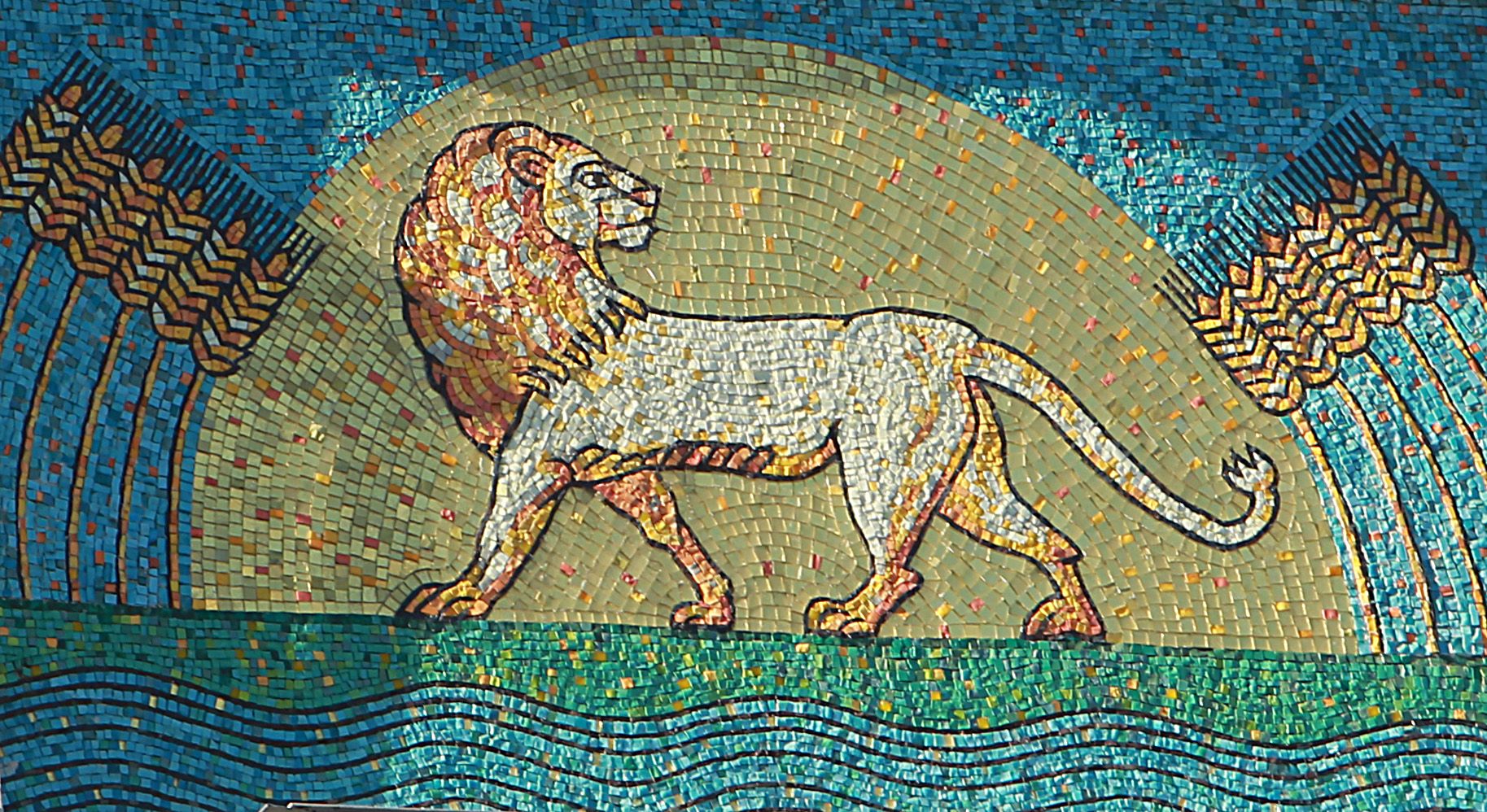 Мозаика с изображением льва. Лев — фирменный знак архитектора Кекушева, авторская метка. Улич- ный и боковой фасады особняка облицованы не- большим прямоугольным боровичским кирпичом палево-желтого оттенка