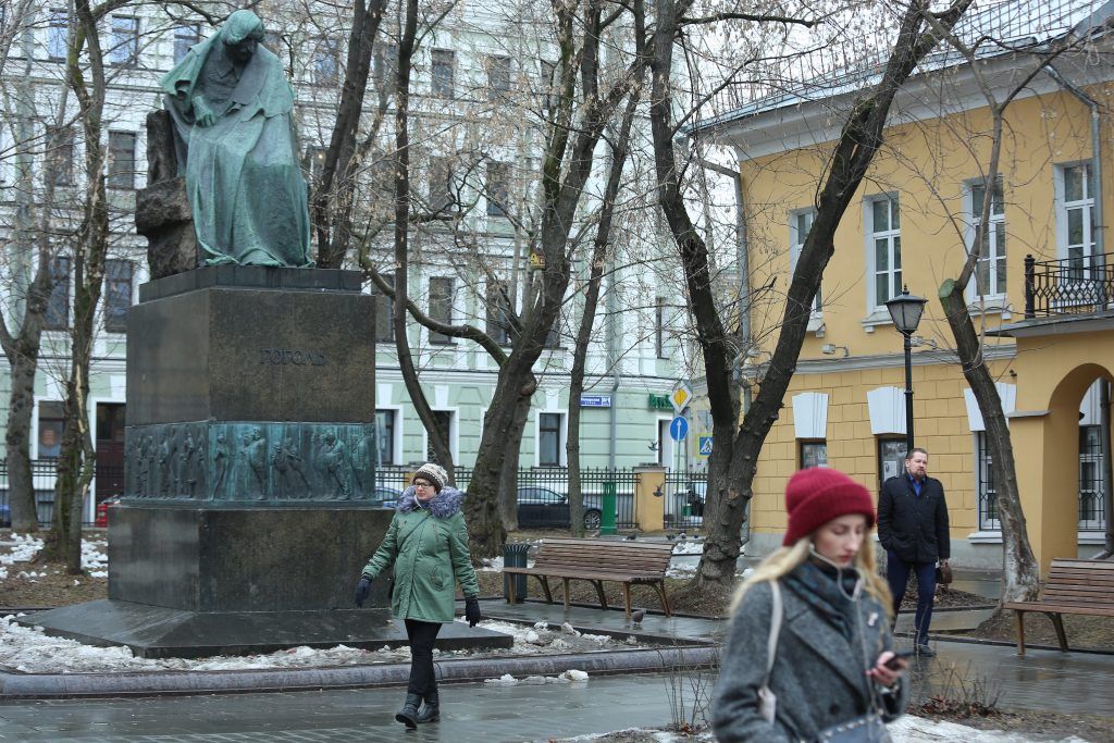 29 марта 2019 года. Памятник Гоголю на Никитском бульваре был установлен в 1952 году Фото: Алексей Орлов