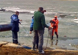 Спасатели достали из Москвы-реки обессиленного пса