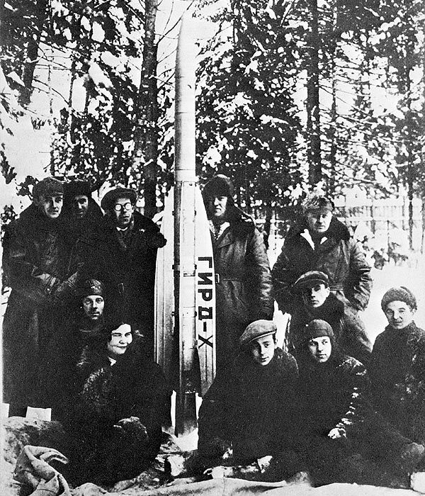 1933 год, Нахабино. Сотрудники ГИРДа около своего «детища». Фото: MOSCOW.ORG