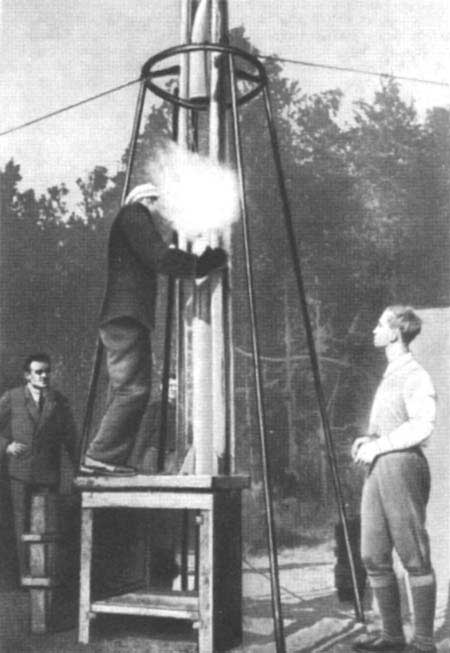 1933 год, Нахабино. Подготовка к запуску ракеты 09. Слева направо: С. П. Королев, Н. И. Ефремов, Е. М. Матысик. Фото: РГАНТД. Ф38.ОП.6.Д.1
