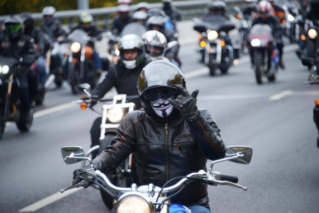 Москвичей предупредили о появлении мотоциклистов на дороге