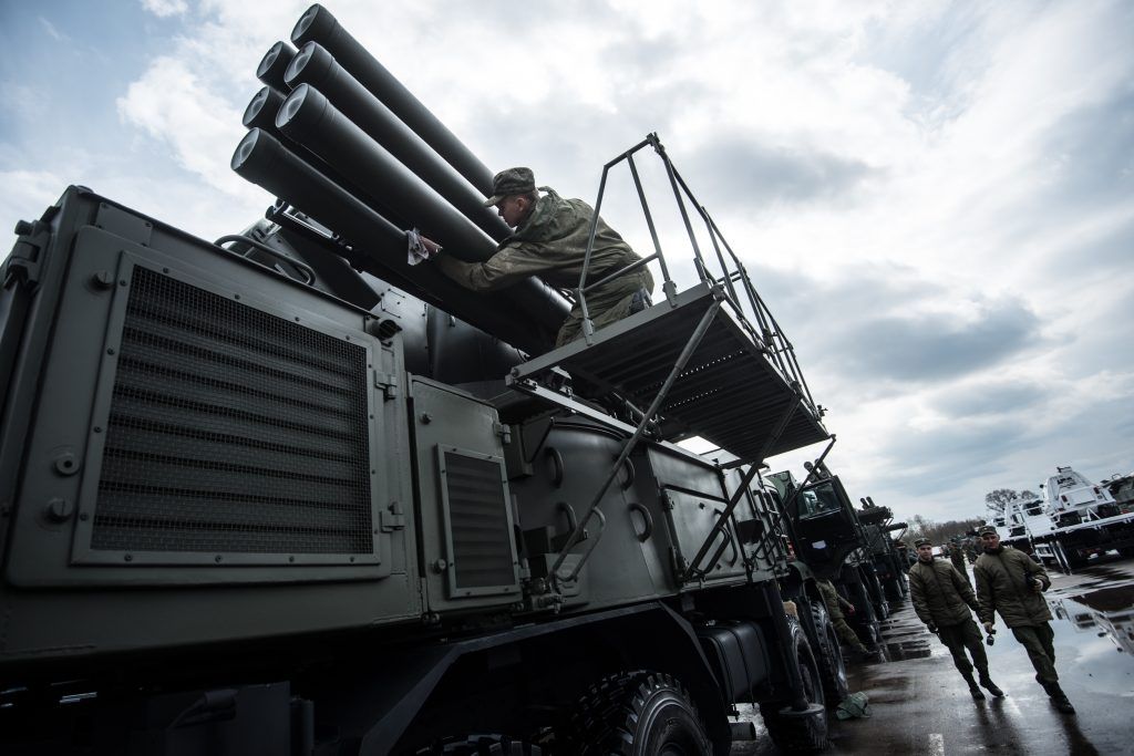 Более ста образцов военной техники доставили в Москву