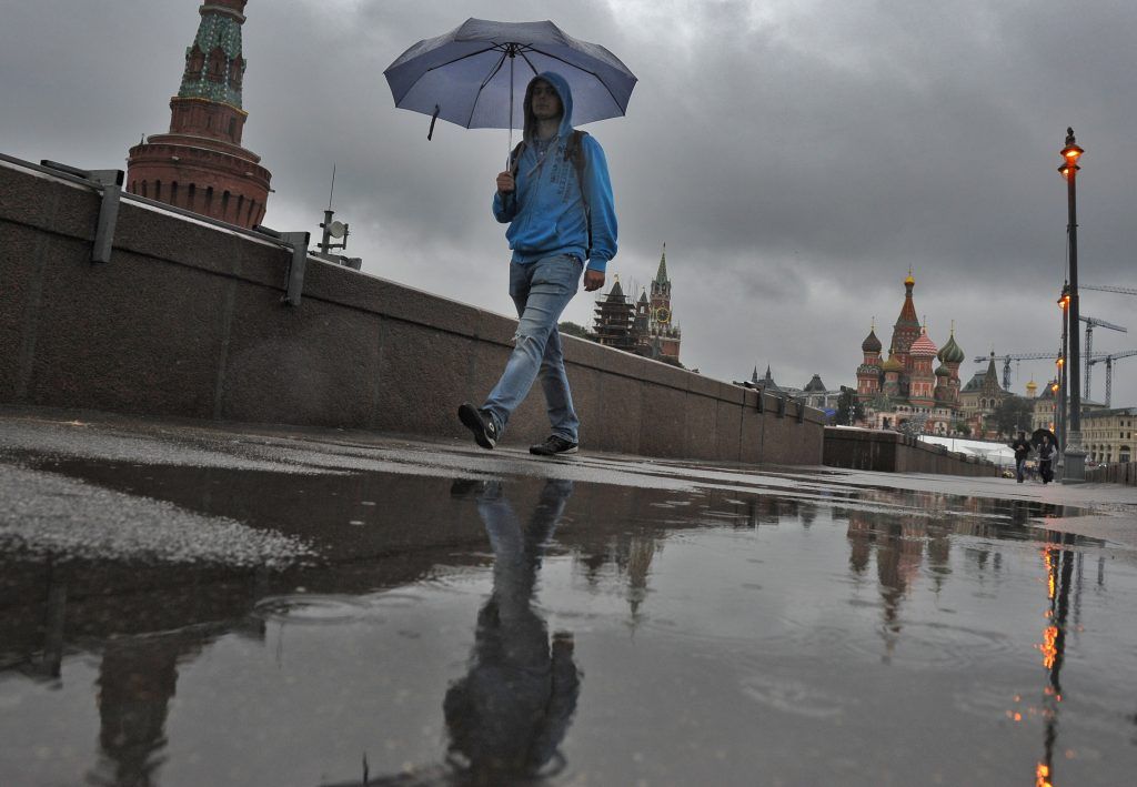 Москвичам пообещали теплые выходные с дождями