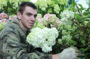 Более трех тысяч цветников и вазонов обновят в Хамовниках. Фото: Наталия Нечаева, «Вечерняя Москва»