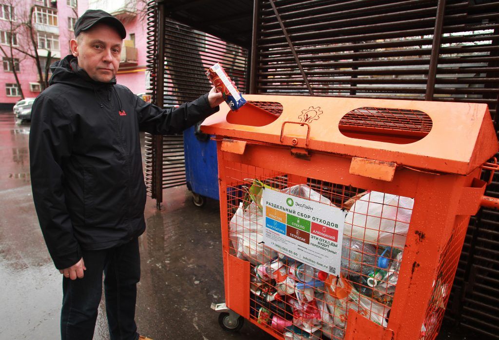 Житель Басманного района Сергей Ломакин уже давно разделяет мусор. Фото: Наталия Нечаева, «Вечерняя Москва»