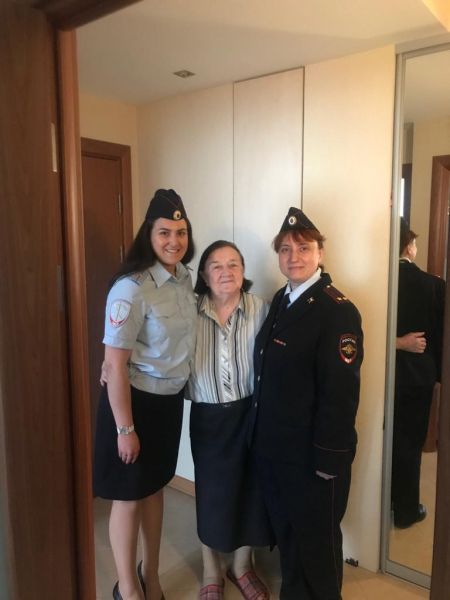 В преддверии 9 мая сотрудники ОМВД по Пресненскому району посетили ветерана Розу Зубкову
