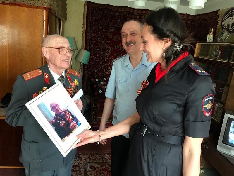 Руководство УВД по ЦАО поздравило ветерана с 74-летием Победы в Великой Отечественной войне