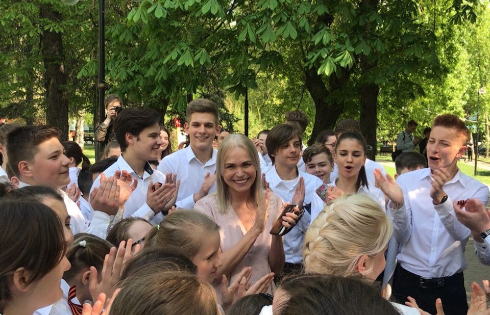 Депутат Госдумы Ирина Белых со школьниками на флешмобе в Екатерининском сквере. Фото: Анна Шутова 
