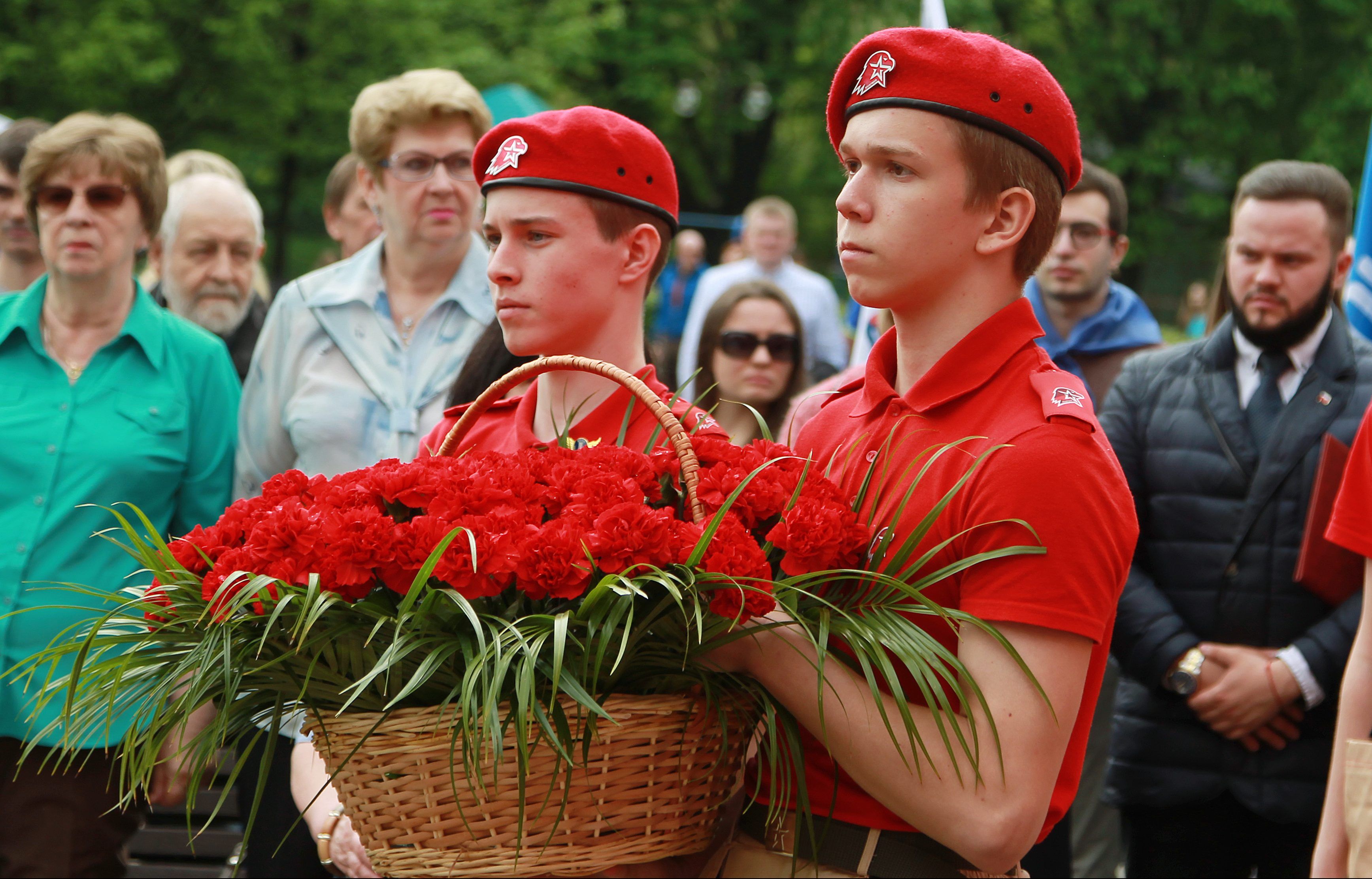 Ученик школы №1500 Дмитрий Караев несет цветы к мемориалу. Фото: Наталия Нечаева