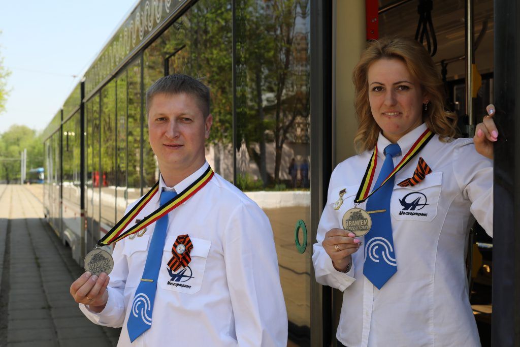 6 мая 2019 года. Вагоновожатые Антон Медведев и Виктория Ульянова демонстрируют завоеванные медали. Фото: Павел Волков