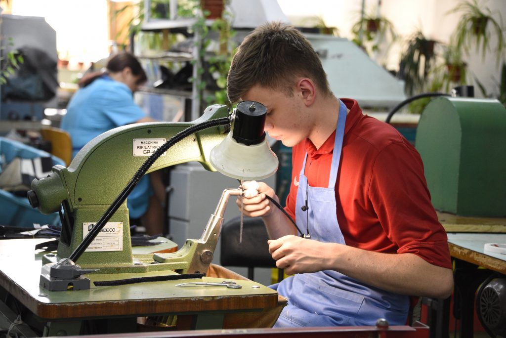  Студент Виктор Каменков в пошивочном цехе. Сейчас юноша проходит практику, но в дальнейшем планирует устроиться работать на фабрику на постоянной основе. Фото: Пелагия Замятина