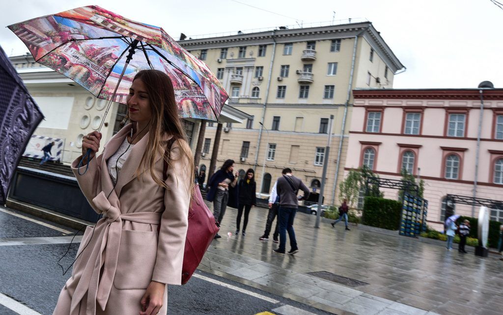 Москвичам пообещали тепло и дожди во вторник