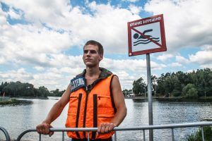 При погружении в воду следует быть внимательными. Фото: Павел Волков