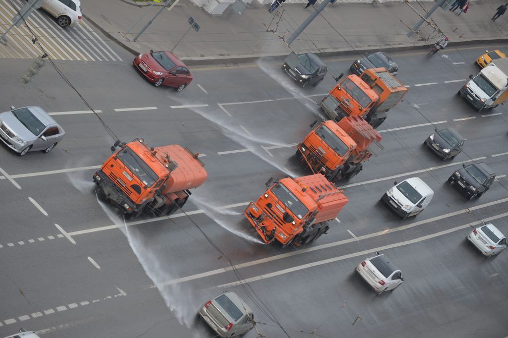 Москва выпустила более 700 машин для орошения воздуха