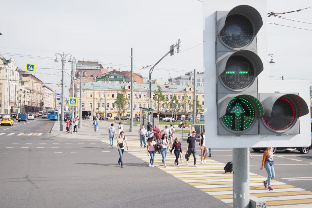 Перенастройка светофоров прошла еще на 34 пешеходных переходах в Москве