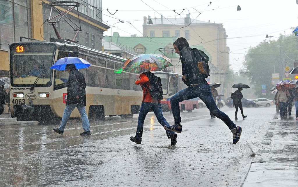 Треть месячной нормы дождей обрушилась на Москву в среду