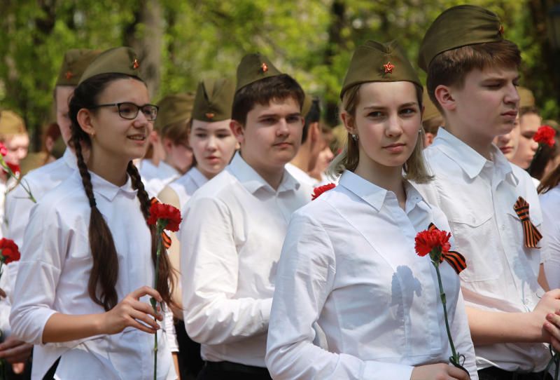 Ученики школы №2107 возложили цветы к памятнику. Фото: Наталия Нечаева, «Вечерняя Москва»