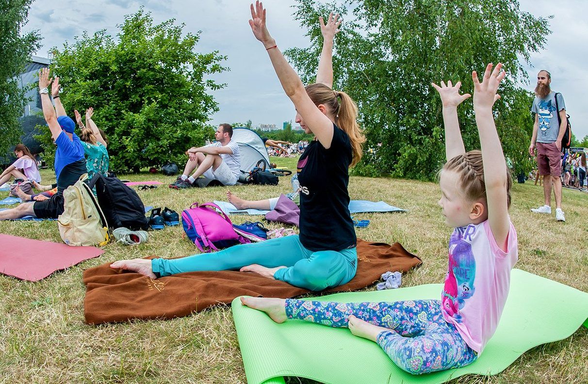 Тренировки по йоге под открытым небом начнутся в парках Москвы в июне. Фото: сайт мэра Москвы