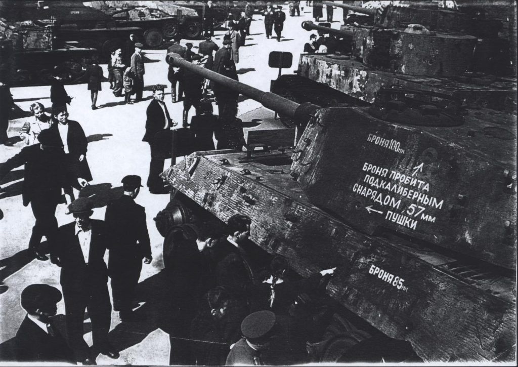 Около танка. Фото: архив дирекции Парка Горького