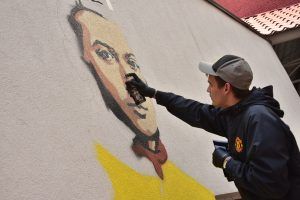 Уличные художники воспроизведут сцены из знаменитых историй. Фото: Антон Гердо