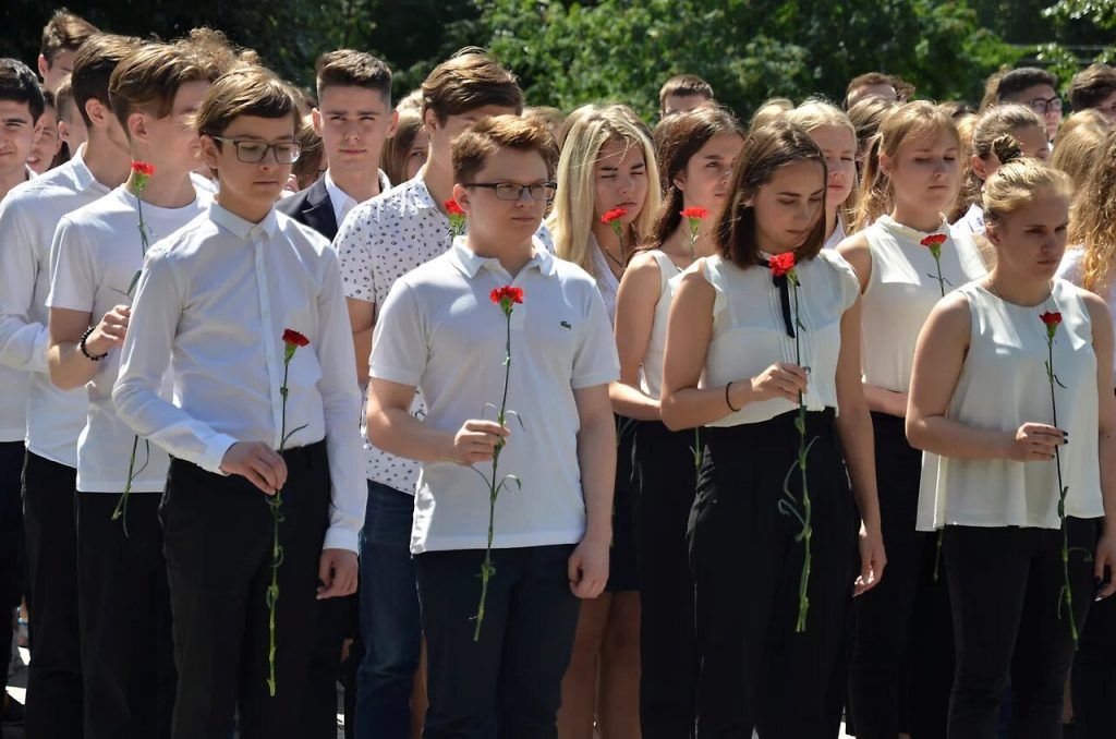 Школьники возложили цветы к Мемориалу Великой Отечественной войны