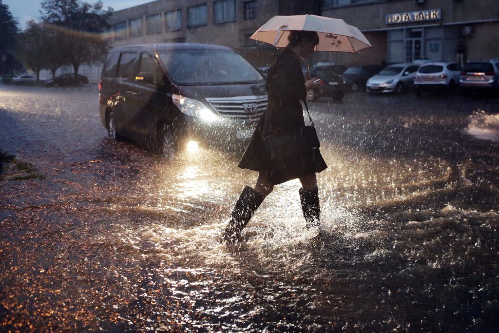 Водителей Москвы предупредили о «заплыве» дачников в дождливую пятницу
